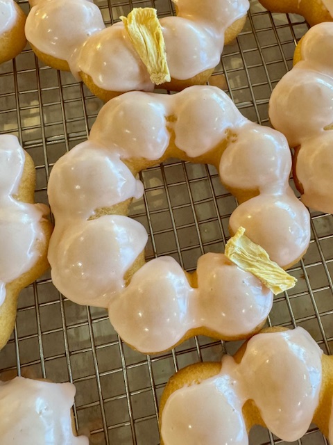 Grapefruit w/ Dried Pineapple Wedge